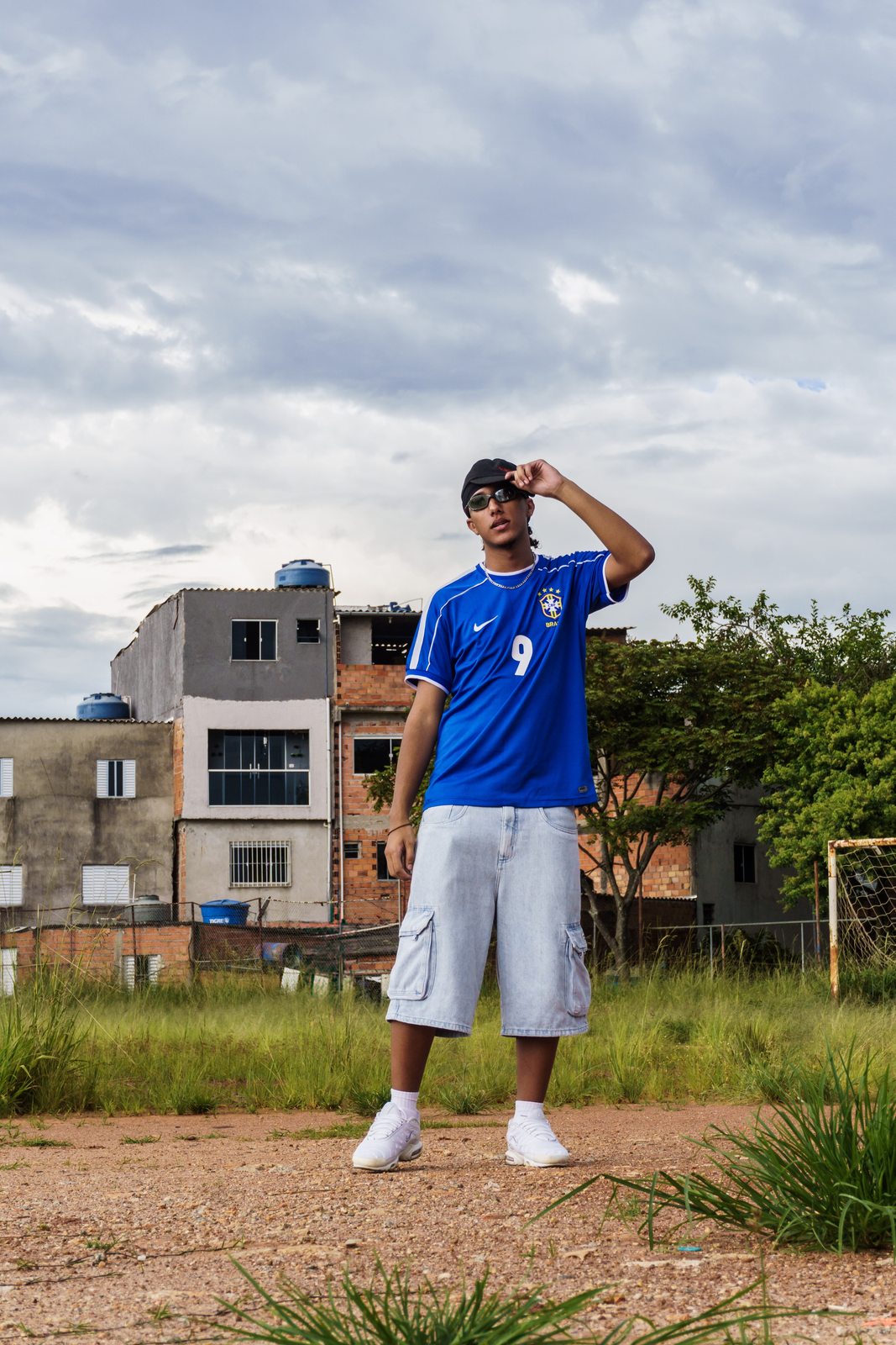 Integrante no campo de terra em Guaianases