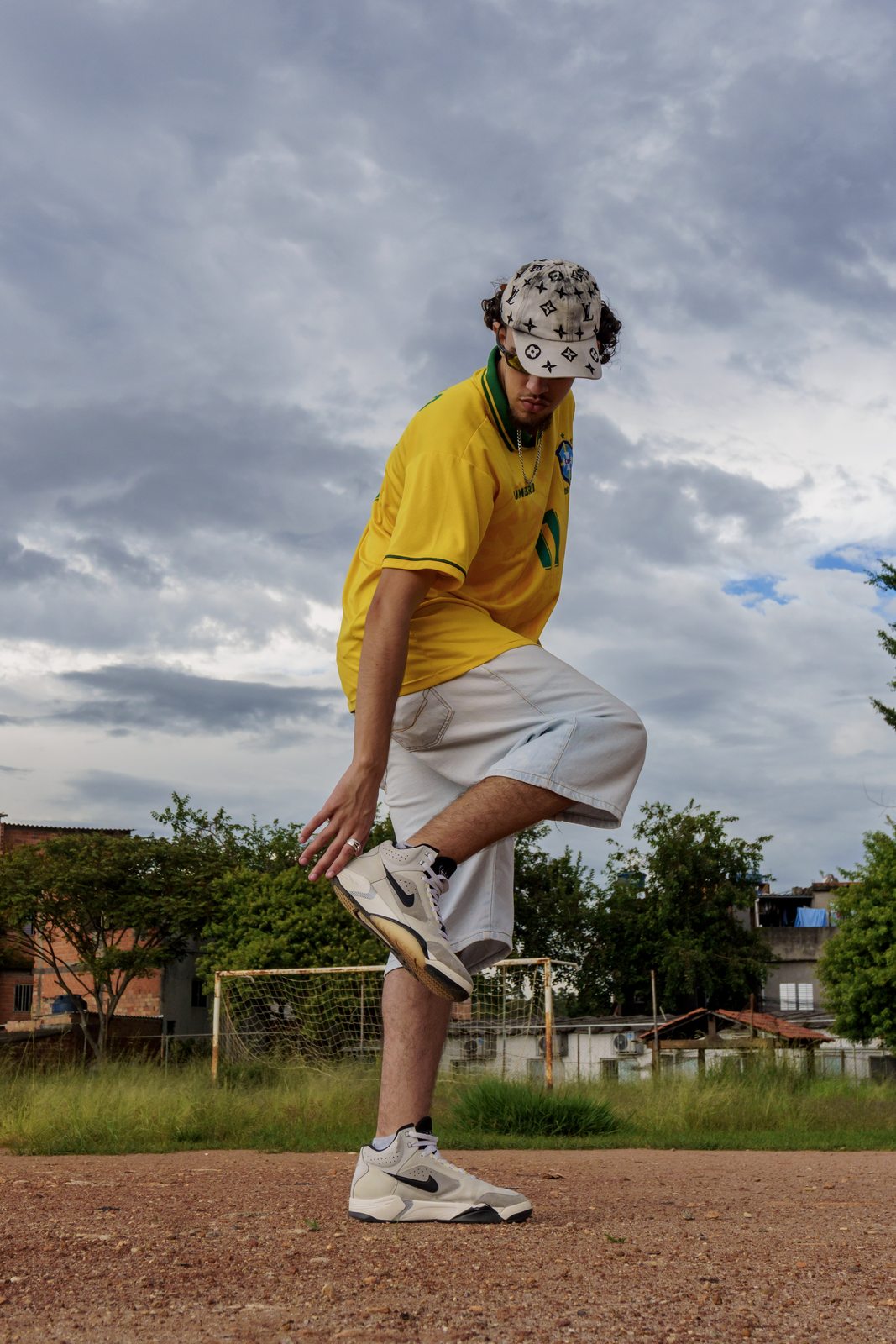 Integrante de camisa amarela agachado na quadra