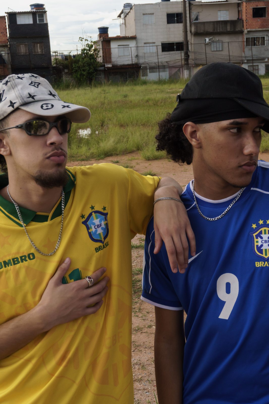 Dois integrantes em retrato na quebrada
