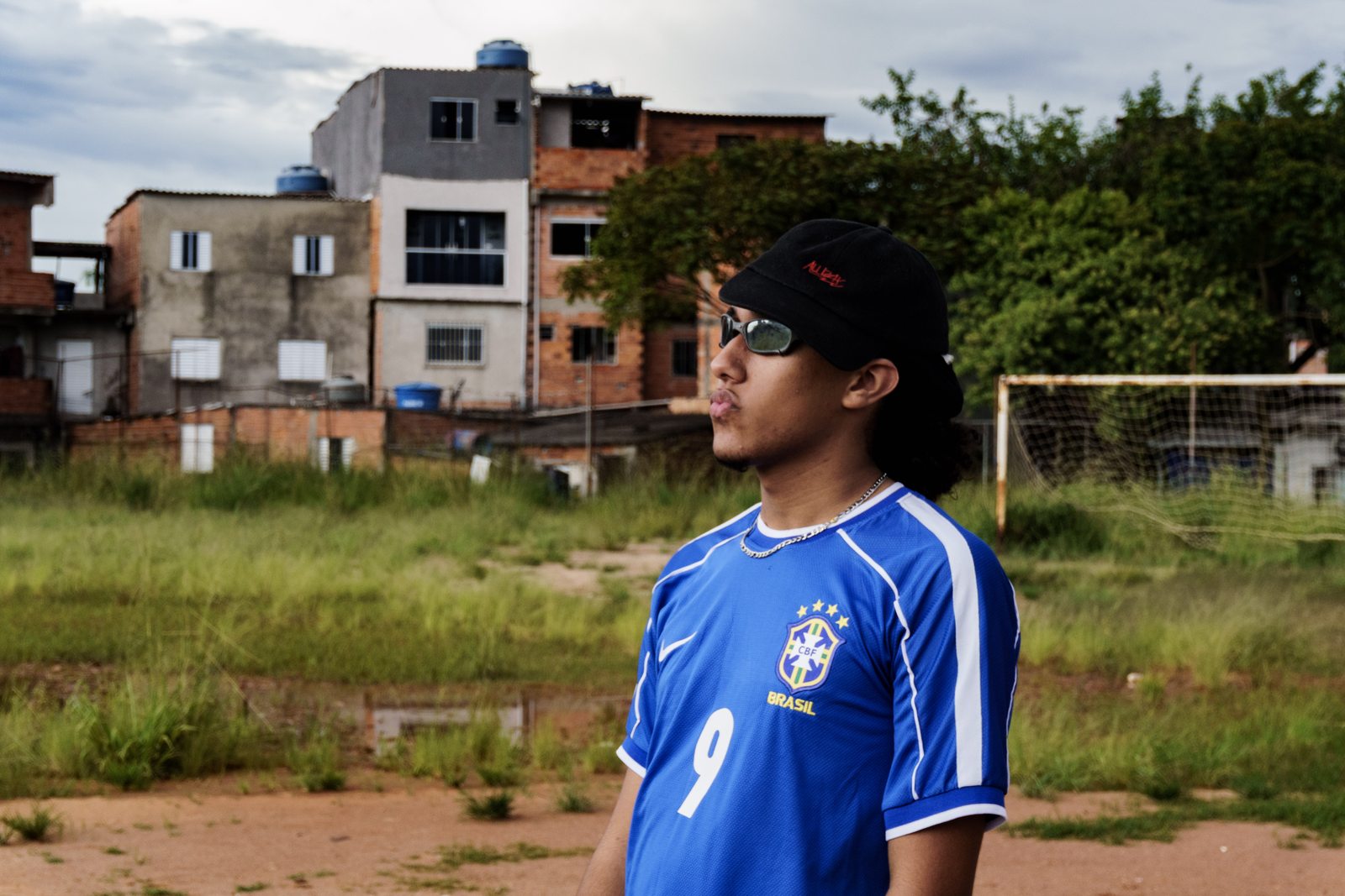 Retrato de perfil com a quebrada ao fundo