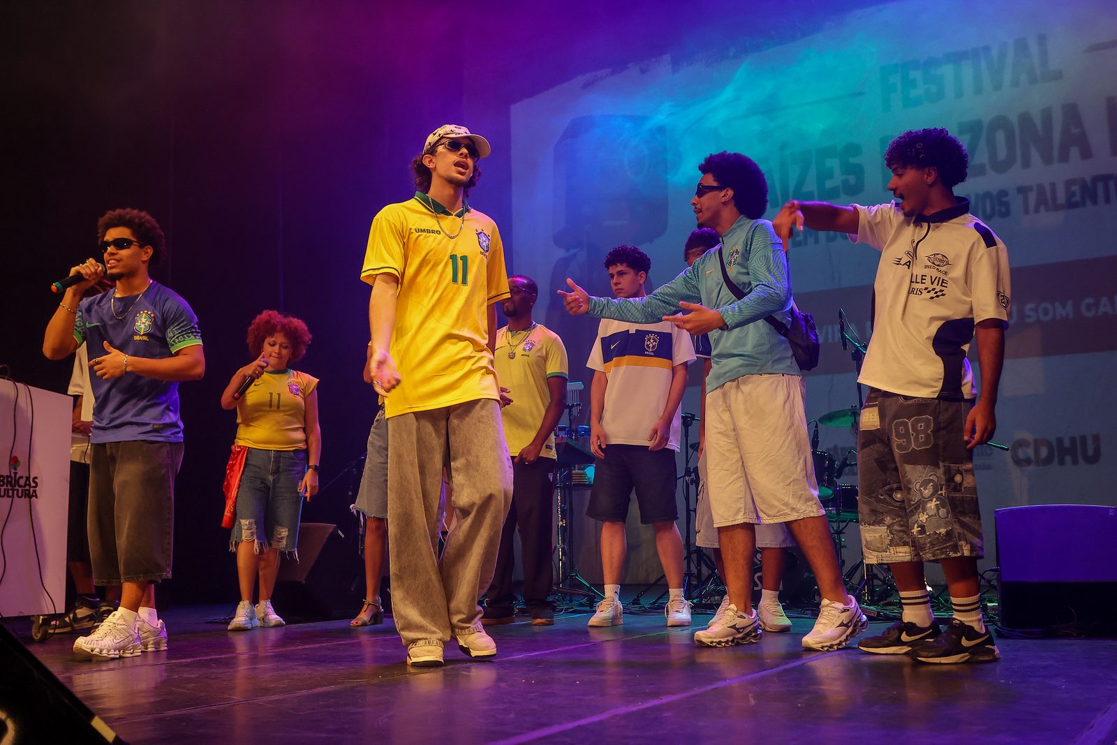 Coletivo Made In ZL no palco do festival Raízes da Zona Leste