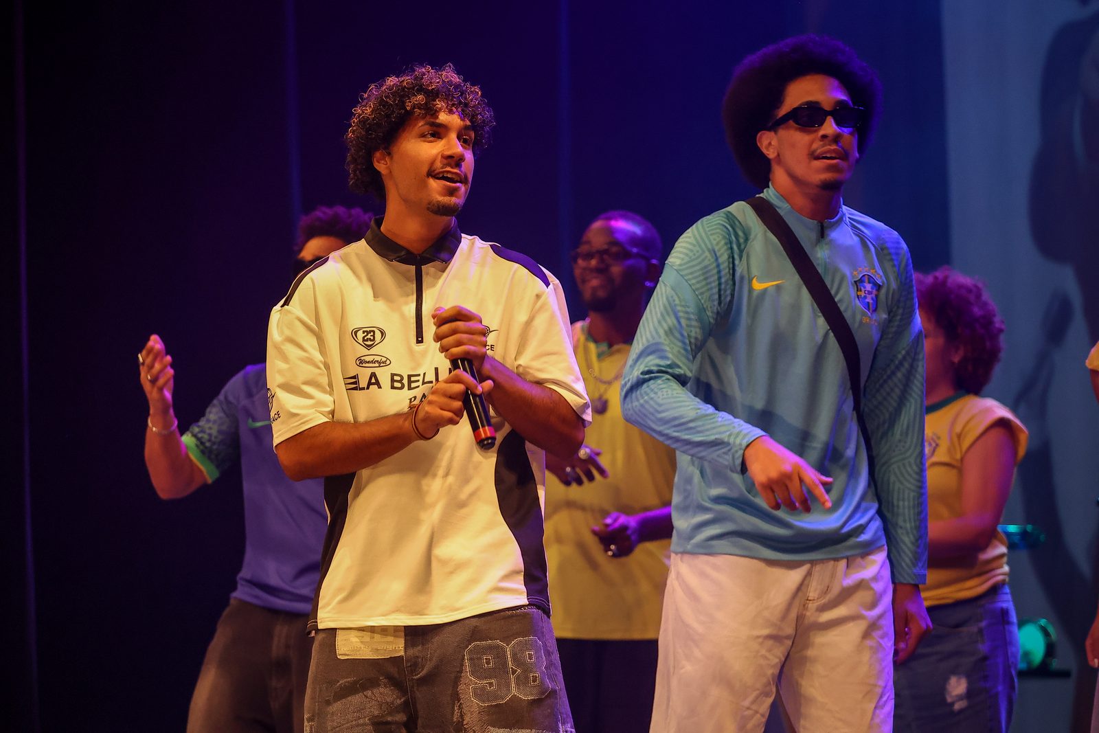 Integrantes dançando no palco