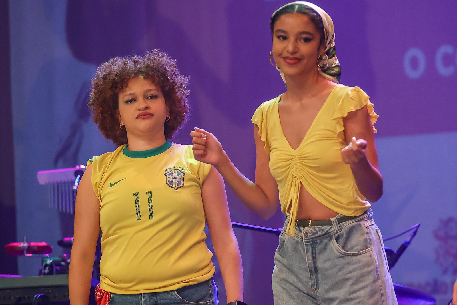 Cantoras do coletivo no palco