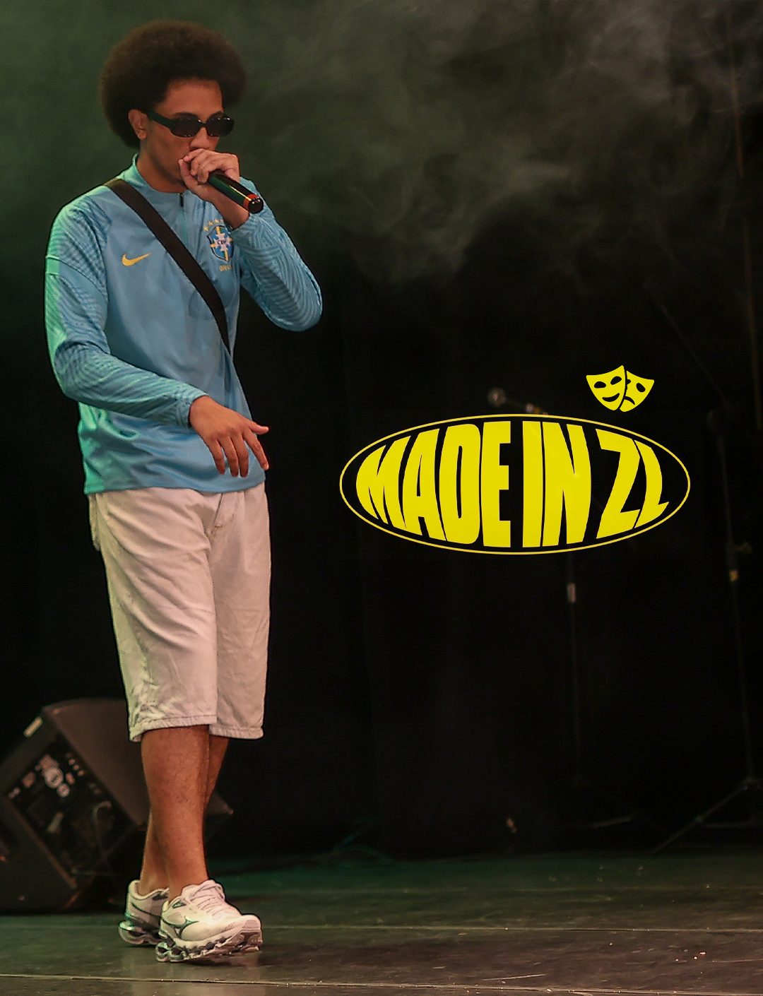 Nunezx cantando com a logo Made In ZL projetada
